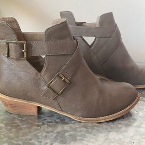 Like new 8.5 booties